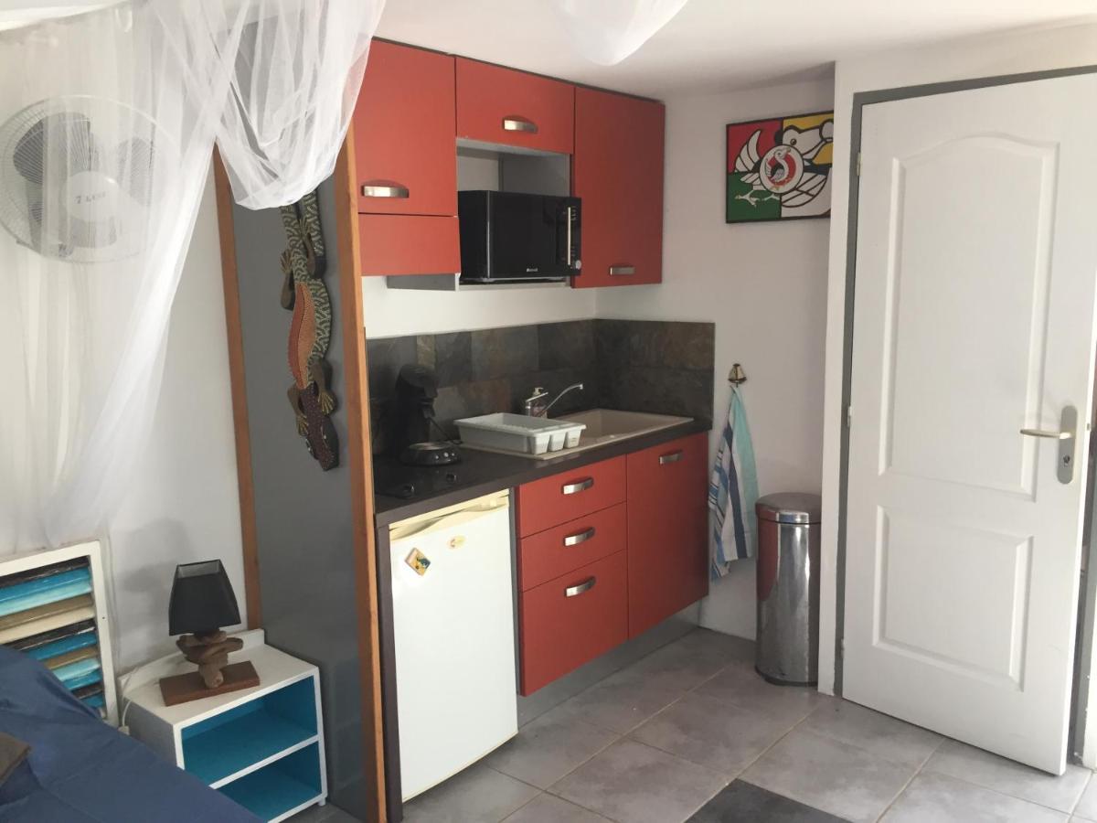 Appartement studio indépendant dans propriété avec piscine et wifi à Saint-Gilles Les Bains Extérieur photo